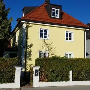 Apartment Helle Und Ruhige Dachgeschosswohnung, München